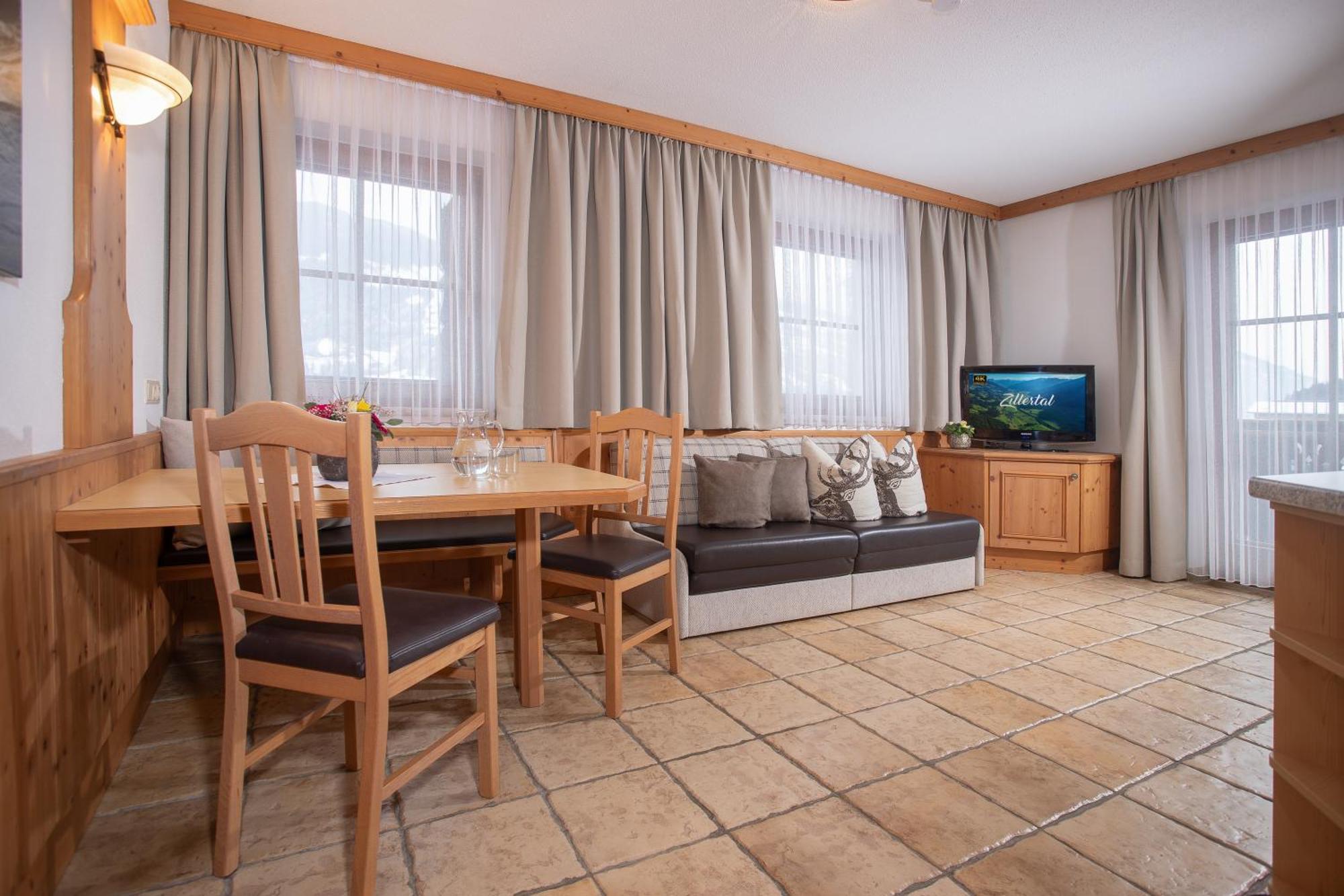 ホテル Brixnerhof Im Zillertal シュリッタース エクステリア 写真